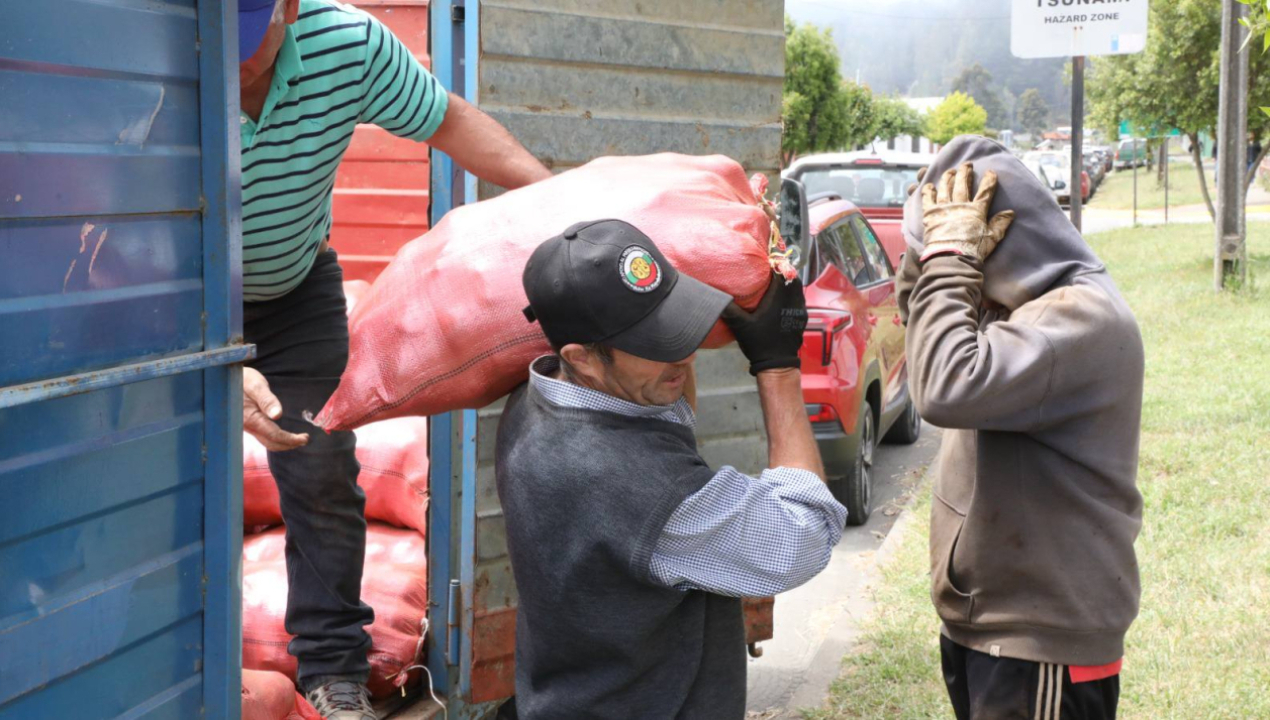 /cooperativa-mapuche-gente-de-la-tierra-entrega-355-mallas-de-papas-a
