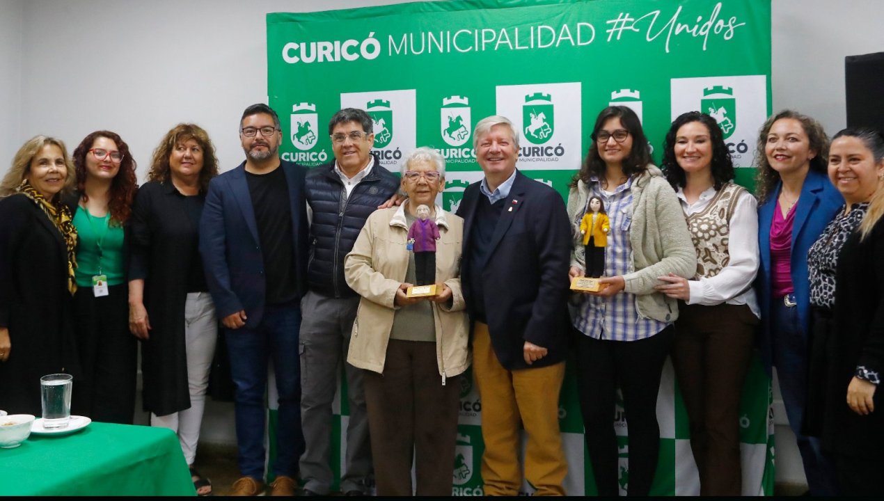 /curico-premia-a-mujeres-destacadas-en-concurso-2025
