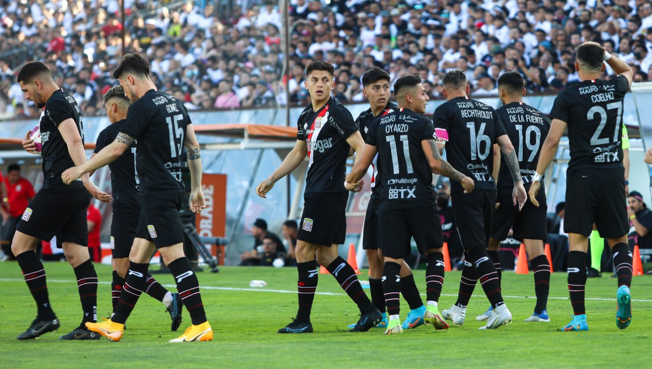 /recibimiento-a-plantel-de-curico-unido-se-empana-por-agresion-a-jugador