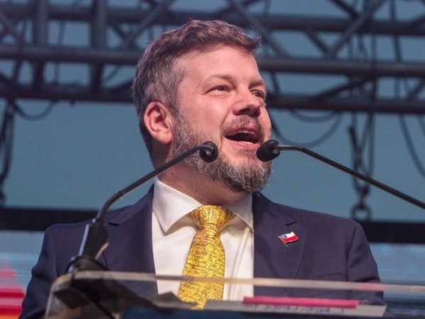 Imagen viral atribuida al cierre de campaña de Kaiser resulta ser falsa